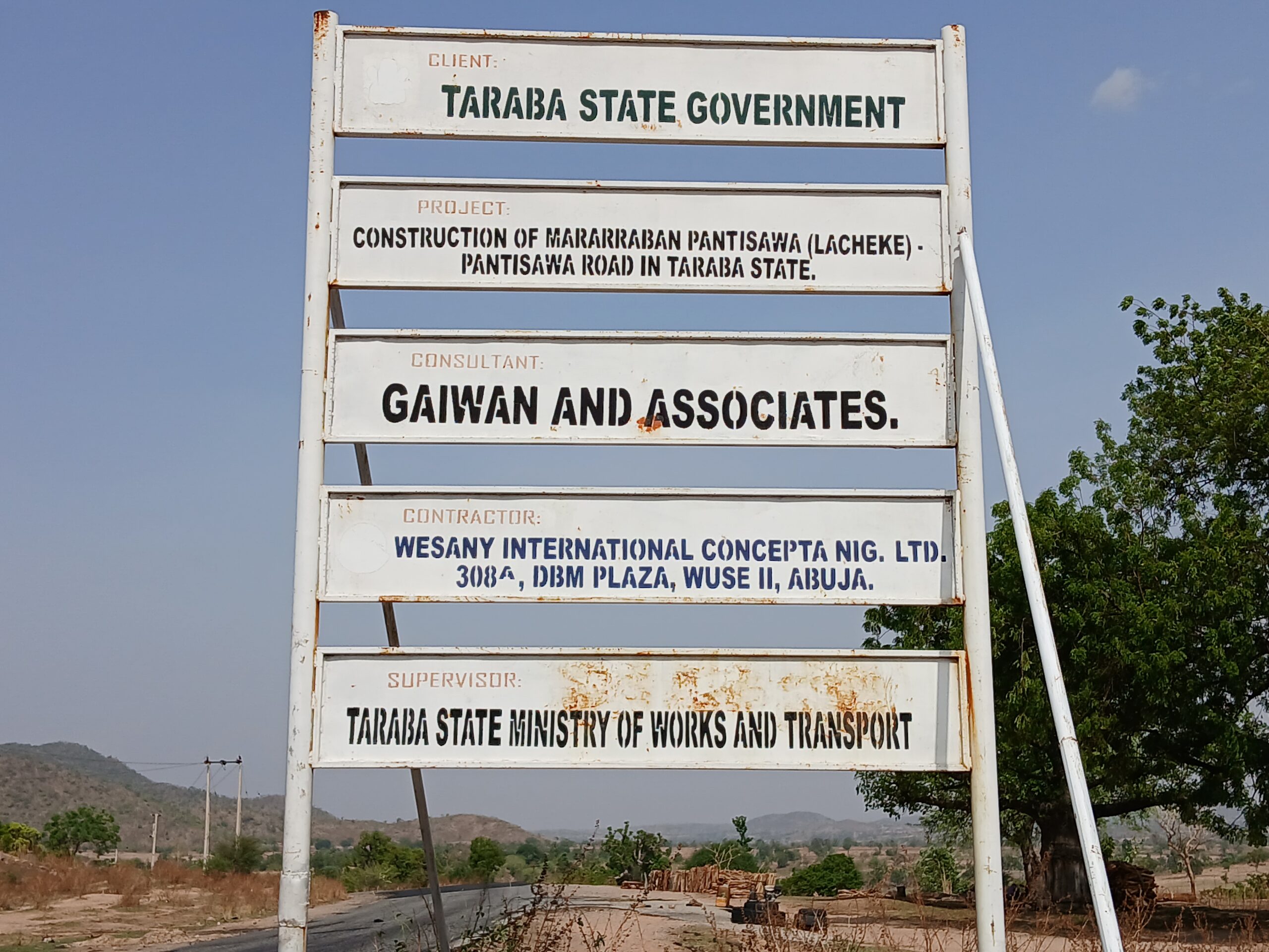 The signpost is standing at the Zing—Mayo Belwa highway. By the left side of the road leads to the abandoned Mararraban Lacheke—Pantisawa road in the north of Taraba. Photo Yahuza Bawage.