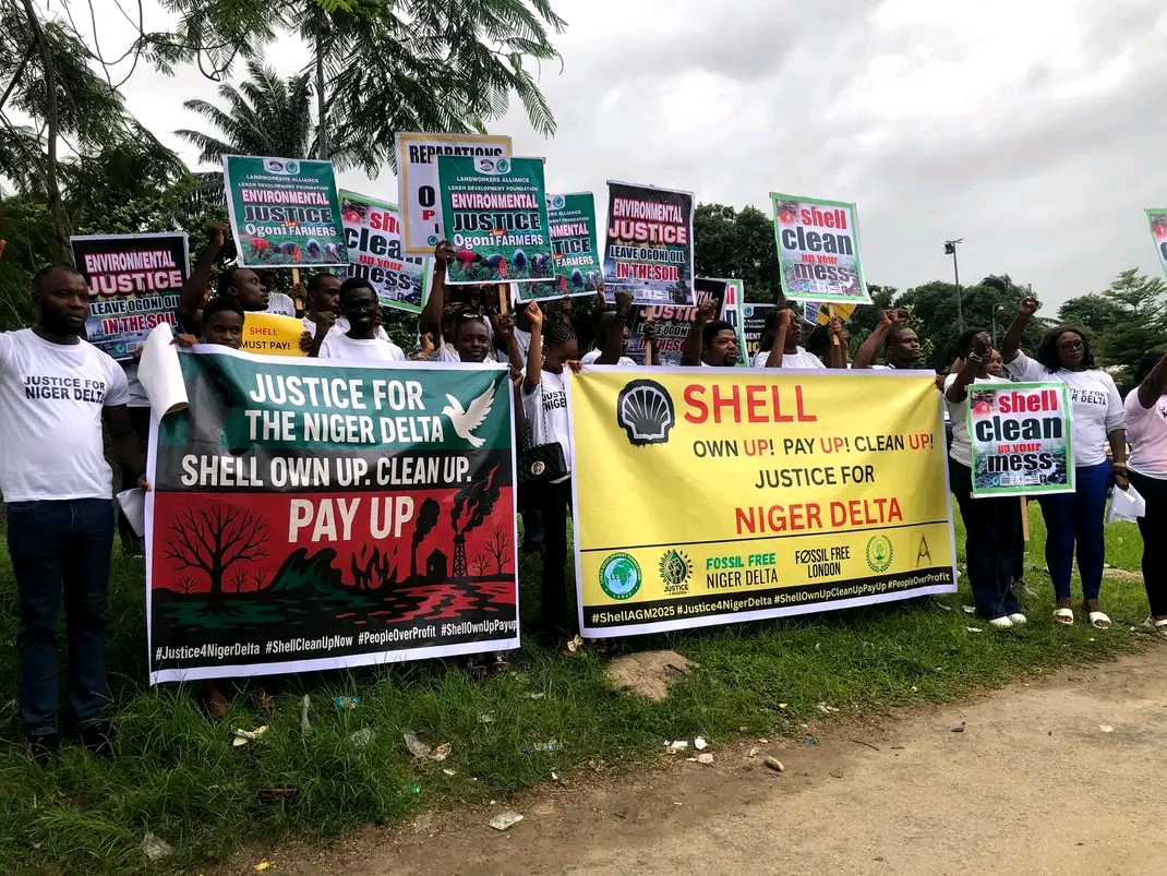 Youths with banners decrying pollution in the Niger Delta. Photo credit: Lekeh Development Foundation