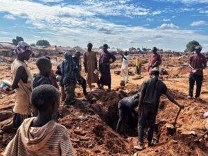 Neighbors gather as a victim tries to dig out a buried piece of future. Photo taken in Mokwa, Niger State, Nigeria, on 5th June, 2025. Photo credit: Ogar Monday