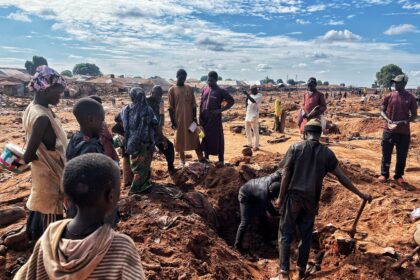 Neighbors gather as a victim tries to dig out a buried piece of future. Photo taken in Mokwa, Niger State, Nigeria, on 5th June, 2025. Photo credit: Ogar Monday
