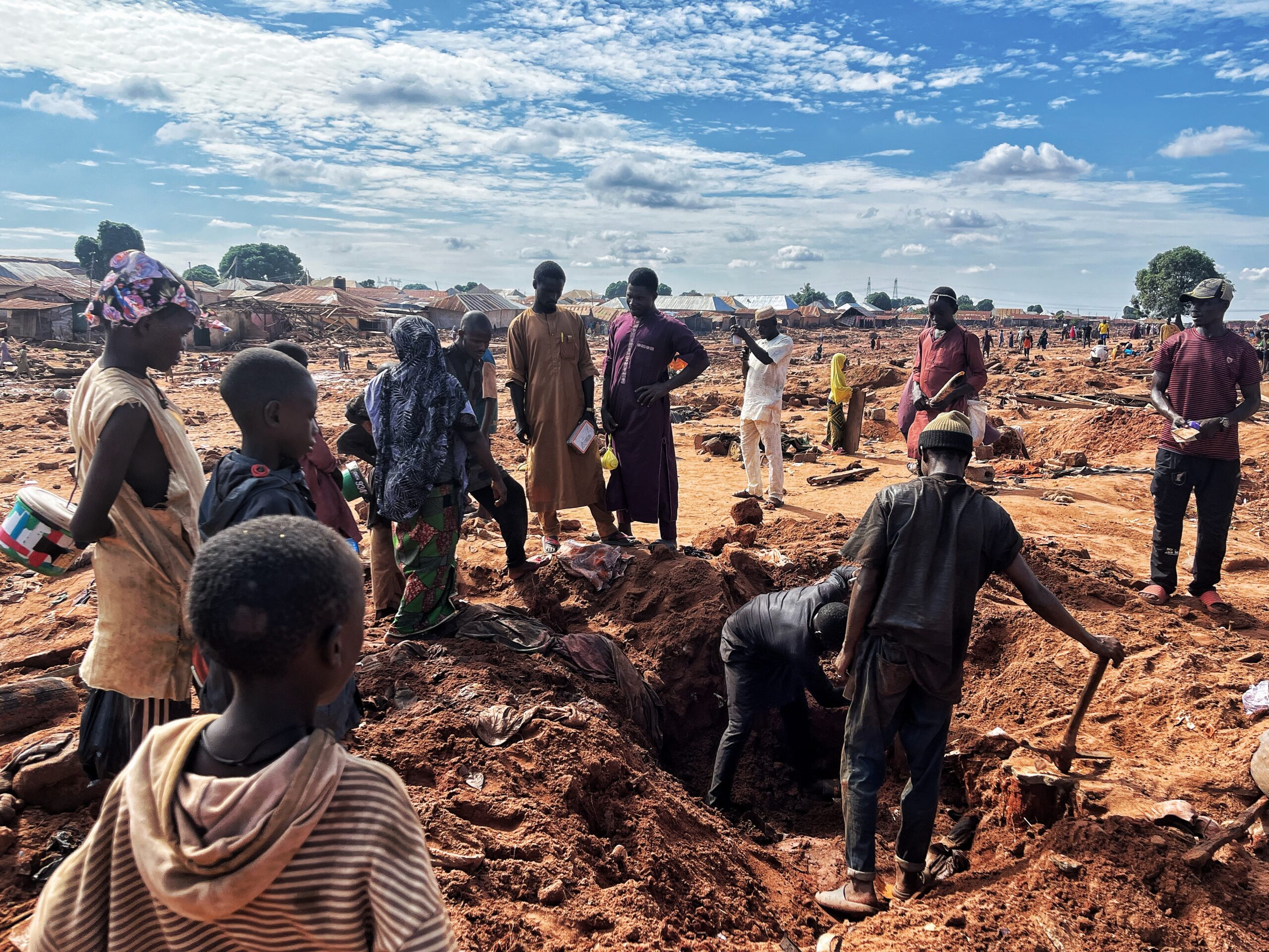 Neighbors gather as a victim tries to dig out a buried piece of future. Photo taken in Mokwa, Niger State, Nigeria, on 5th June, 2025. Photo credit: Ogar Monday