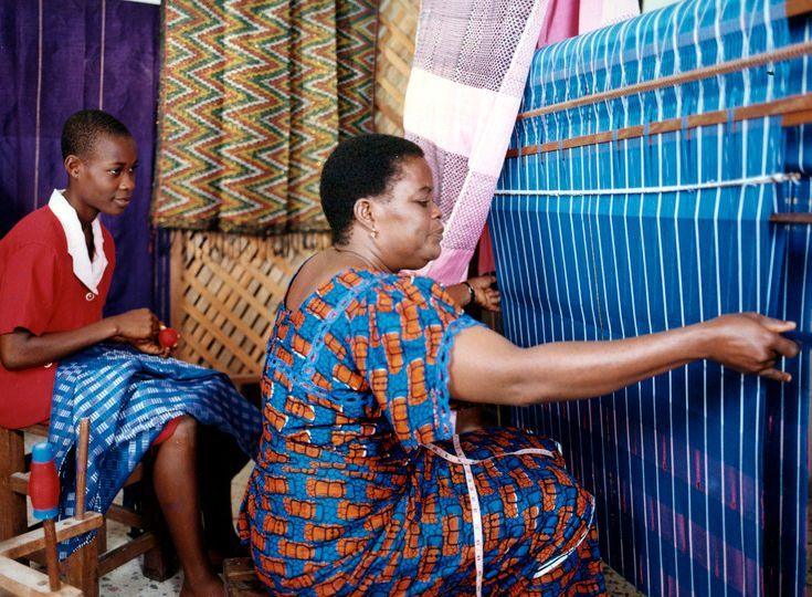 A Nigerian woman and her son weave the Akwete fabric. Credit: Pinterest