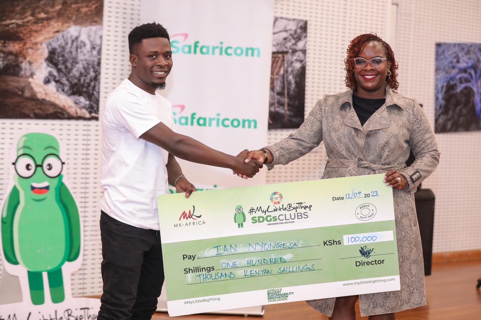 Presentation of award to a 2023 #MyLittleBigThing Challenge winner. Image credit: MK Africa