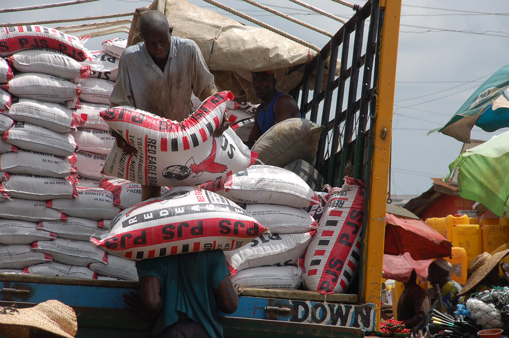 Inside Nigeria's new plan to fix its troubled rice sector 1 Men unloading bags of rice at a market in Ibadan, Nigeria. Credit: Flickr